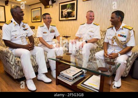 Hinterer Adm. Brian Hurley, Mitte rechts, stellvertretender Kommandant, US 7th Flotte, trifft sich mit ausländischen Marineführern an Bord der indischen Marine Shivalik-Klasse Stealth Fregatte IN Satpura (F48) während Malabar 2016. Stockfoto