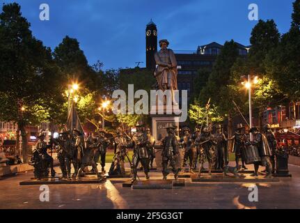 Rembrandt-Denkmal und Nachtwache-Skulpturen auf dem Rembrandt-Platz in Amsterdam. Niederlande Stockfoto