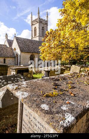 Herbst in den Cotswolds - die Pfarrkirche in Upton St Leonards, Gloucestershire UK Stockfoto