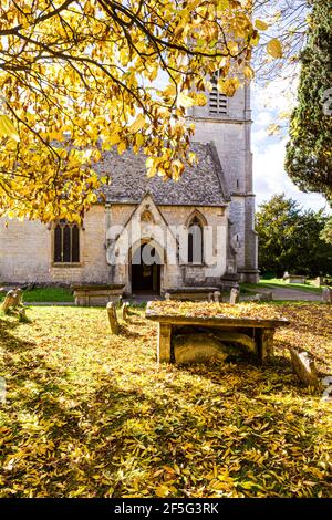 Herbst in den Cotswolds - die Pfarrkirche in Upton St Leonards, Gloucestershire UK Stockfoto