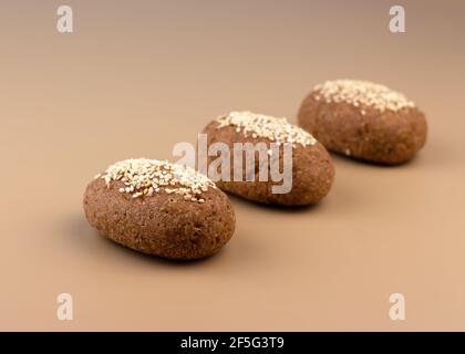 Ein gesundes glutenfreies Keto-Brot aus Mandelmehl und Flohschalen, bestreut mit Sesamsamen. Backzutaten in Kugeln. Ketogene Ernährung Stockfoto