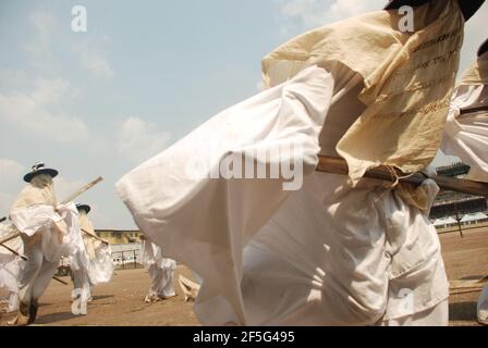 Eyo Maskeraden tanzen auf dem Tafawa Balewa Square, Lagos Island, Nigeria. Stockfoto