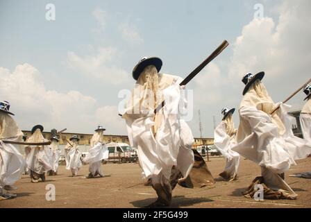 Eyo Maskeraden tanzen auf dem Tafawa Balewa Square, Lagos Island, Nigeria. Stockfoto