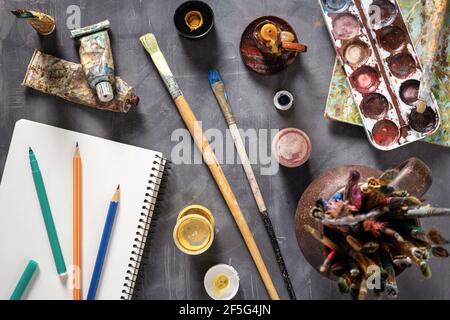 Pinsel und Tuben mit Painter-Tools an abstrakten Tisch Hintergrundtextur. Kunstmaler Konzept und Pinsel Stockfoto