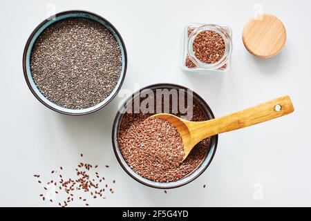 Leinsamen und Chiasamen in Schalen, Draufsicht. Stockfoto