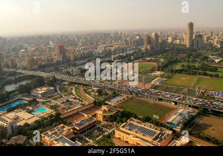 Kairo-Ägypten - 04. Oktober 2020: Schöner Stadtüberblick vom Cairo Tower und starker Autoverkehr auf einer Autobahn. Panorama von Kairo Stadtbild mit Nil Stockfoto