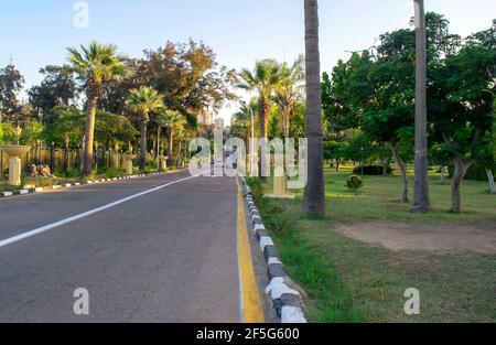 Alexandria - Ägypten - 08. Oktober 2020: Schöne Aussicht auf die Gärten von Montaza mit Menschen und Hauptstraße in Alexandria. Königliche Gärten Stockfoto