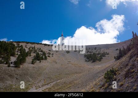 Der markante rot-weiße meteorologische Turm auf dem Gipfel des Mont Ventoux, von der Malaucène-Seite aus gesehen, Vaucluse, Provence, Frankreich Stockfoto