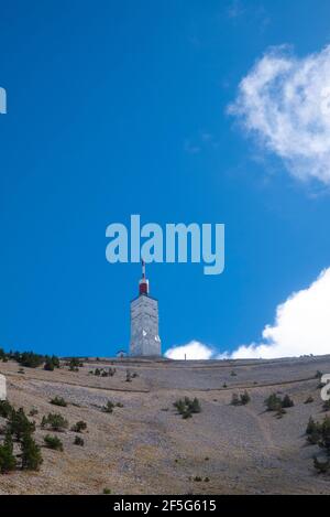 Der markante rot-weiße meteorologische Turm auf dem Gipfel des Mont Ventoux, von der Malaucène-Seite aus gesehen, Vaucluse, Provence, Frankreich Stockfoto