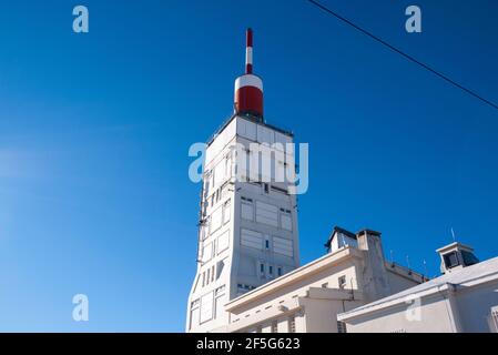 Der markante rot-weiße meteorologische Turm auf dem Gipfel des Mont Ventoux, Vaucluse, Provence, Frankreich Stockfoto