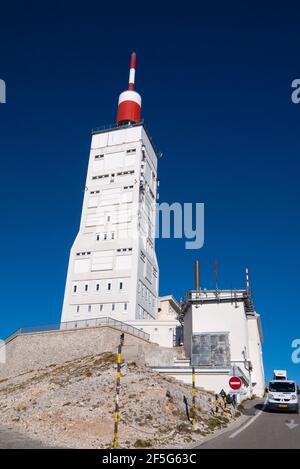 Der markante rot-weiße meteorologische Turm auf dem Gipfel des Mont Ventoux, Vaucluse, Provence, Frankreich Stockfoto