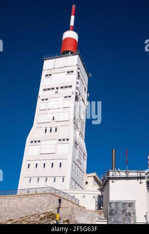 Der markante rot-weiße meteorologische Turm auf dem Gipfel des Mont Ventoux, Vaucluse, Provence, Frankreich Stockfoto