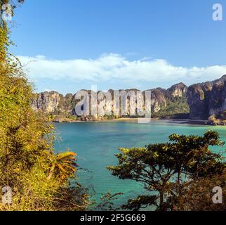 Kalkstein Karsten Landschaft Railay Strand Natur Landschaft. Landschaftlich reizende Bilder Tourismus Krabi und Ao Nang in Thailand. Schöne Natur Landschaft backgro Stockfoto