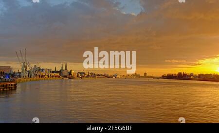 Stadtbild von Antwerpen über dem Fluss Scheltdt, mit Kathedrale und anderen Türmen in trüben warmen Abendlicht Stockfoto