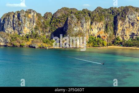 Kalkstein Karsten Landschaft Railay Strand Natur Landschaft. Landschaftlich reizende Bilder Tourismus Krabi und Ao Nang in Thailand. Schöne Natur Landschaft backgro Stockfoto