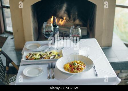 Ananas- und Limettengetränk im Barhintergrund Stockfoto