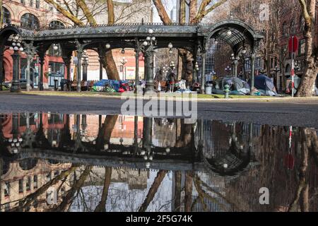 Seattle, USA. März 2021, 22nd. Die historische Pergola und die Zelte für Obdachlose auf dem Pioneer Square. Stockfoto