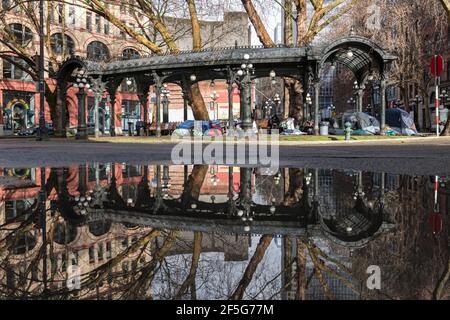 Seattle, USA. März 2021, 22nd. Die historische Pergola und die Zelte für Obdachlose auf dem Pioneer Square. Stockfoto