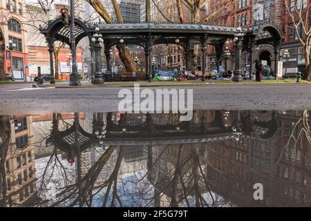 Seattle, USA. März 2021, 22nd. Die historische Pergola und die Zelte für Obdachlose auf dem Pioneer Square. Stockfoto