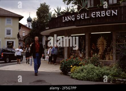 Oberammergau, Deutschland. 9/12-14/2000. Seit 1633 stellen die Oberammergauer Dorfbewohner alle 10 Jahre außer während der Kriege und Pandemie 2020 die PASSIONSSPIELE vor. Oberammergau ist weltweit bekannt für ausnahmsweise Holzschnitzereien. Stockfoto