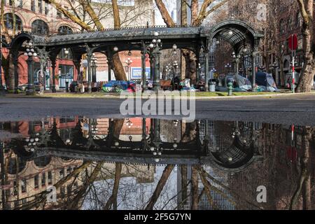 Seattle, USA. März 2021, 22nd. Die historische Pergola und die Zelte für Obdachlose auf dem Pioneer Square. Stockfoto