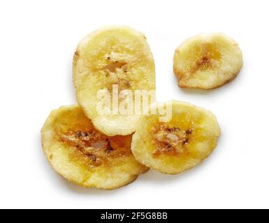 Getrocknete Bananenchips isoliert auf weißem Hintergrund, Draufsicht Stockfoto