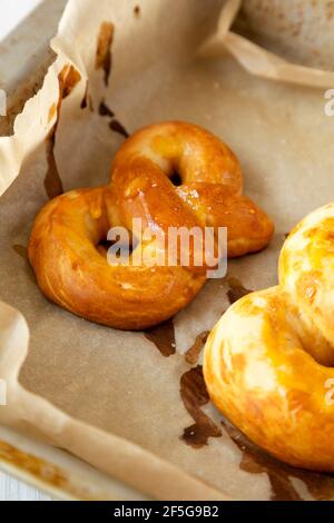 Selbstgemachte Basic Soft Pretzels, Low-Angle-Ansicht. Nahaufnahme. Stockfoto