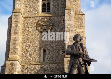 Auf dem Marktplatz, vor der St. Peter's Church, Sudbury, Suffolk, steht eine Statue des Künstlermalers Thomas Gainsborough mit Pinsel und Palette. Stockfoto
