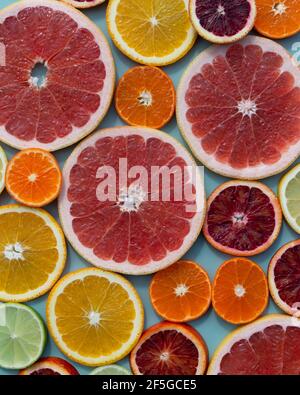 Moderner Hintergrund aus geschnittenen Zitrusfrüchten. Orange, Grapefruit, Limette, Mandarine, Zitrone. Bio-SPA-Kosmetik mit Orangenöl und Vitamin C. Stockfoto