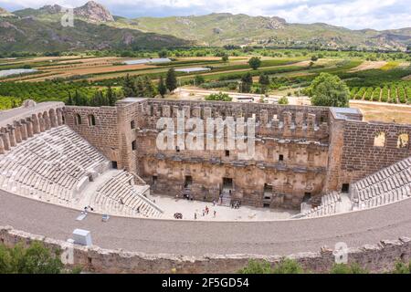 Top Blick auf die prächtigen römischen Ruinen das berühmte Aspendos oder Aspendus Antique Theatre in der griechisch-römischen Stadt in der türkischen Provinz Antalya. Alte Stadt. Stockfoto