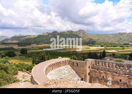 Top Blick auf die prächtigen römischen Ruinen das berühmte Aspendos oder Aspendus Antique Theatre in der griechisch-römischen Stadt in der türkischen Provinz Antalya. Alte Stadt. Stockfoto