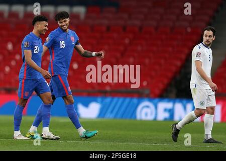 London, Großbritannien. März 2021, 25th. Ollie Watkins aus England (21) und Tyrone Mings aus England (15) laufen in Vollzeit ab.FIFA WM-Qualifikationsspiel, Gruppe I Spiel, England gegen San Marino im Wembley Stadion in London am Donnerstag, 25th. März 2021. Dieses Bild darf nur für redaktionelle Zwecke verwendet werden. Nur redaktionelle Verwendung, Lizenz für kommerzielle Nutzung erforderlich. Keine Verwendung in Wetten, Spiele oder ein einzelner Club / Liga / Spieler Publikationen. PIC von Andrew Orchard / Andrew Orchard Sport Fotografie / Alamy Live News Credit: Andrew Orchard Sport Fotografie / Alamy Live News Stockfoto