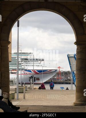 P&O Cruises Kreuzfahrtschiff Azura legte an North Shields auf dem Fluss Tyne während der Covid Pandemie, Nordostengland, Großbritannien Stockfoto