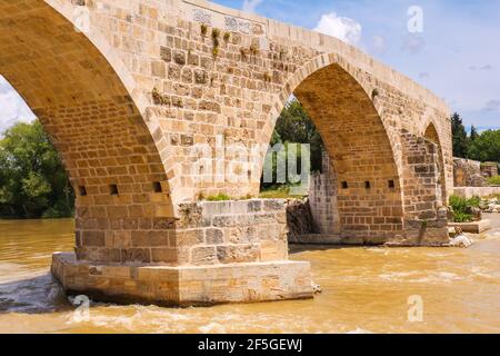 Historische Aspendos-Brücke die Eurymedon eine spätrömische Brücke über den Fluss Eurymedon, modernes Köprüçay, in der Nähe von Aspendos, in Pamphylien in Südanatolien. Stockfoto