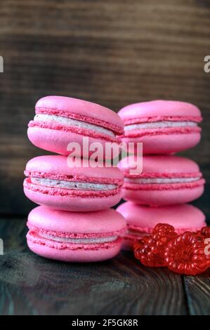 Pink Macarons – Dessert auf Basis süßer Meringue auf Holzhintergrund Stockfoto