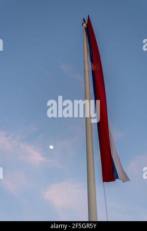 Riesige Flagge Serbiens vor der Nationalversammlung der Republik Serbien, Parlament Serbiens in Belgrad, Serbien Stockfoto