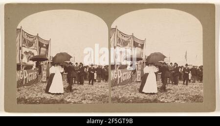 Messegelände: Leute an den Veranstaltungsorten, einige Frauen, die mit Sonnenschirmen laufen. Unbekannter Hersteller, Amerikaner Stockfoto