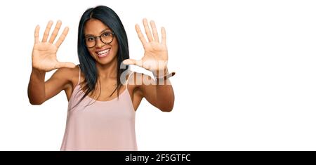 Junge afroamerikanische Frau in legerer Kleidung und Brille zeigt und zeigt mit den Fingern Nummer zehn, während lächelnd zuversichtlich und glücklich. Stockfoto
