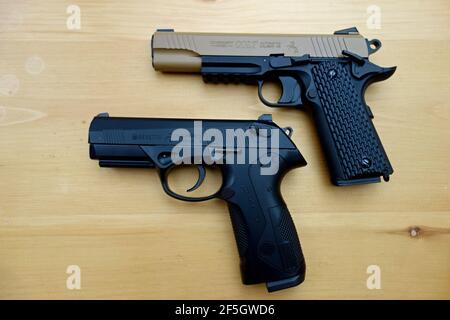 Eine Colt 45 Auto und Beretta PX4 9mm Replik Handfeuerwaffen Die BBS oder Pellets von CO2 Luft schießen Stockfoto