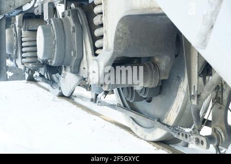 Die Radmontage einer elektrischen Lokomotive eines Zuges Stehen auf Schienen mit Schnee bedeckt Stockfoto