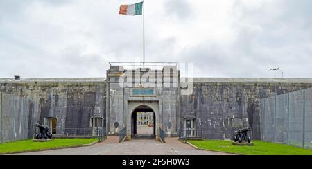 Fort in Spike Islands mit der Flagge Irlands winken. Cobh Stockfoto