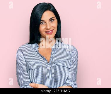Junge kaukasische Frau trägt lässige Kleidung lächelnd mit Händen Handflächen zusammen empfangen oder geben Geste. Halten und Schutz Stockfoto