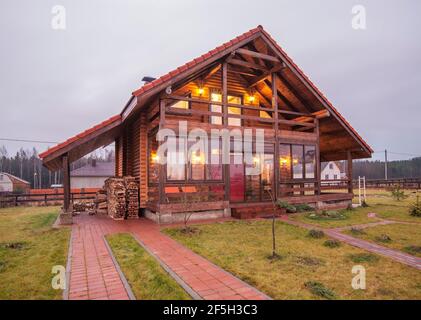 Holzhaus 1 in Buzuny Dorf. Weißrussland Stockfoto