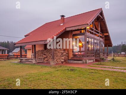 Holzhaus 1 in Buzuny Dorf. Weißrussland Stockfoto