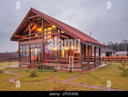 Holzhaus 1 in Buzuny Dorf. Weißrussland Stockfoto