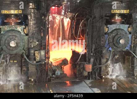 Aktenfoto vom 03/05/16 des Warmwalzwerks im Stahlwerk Port Talbot. Liberty Steel hat die Regierung um £170 Millionen an finanzieller Unterstützung gebeten, es ist aufgetaucht. Ausgabedatum: Freitag, 26. März 2021. Stockfoto