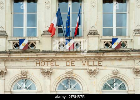 Nahaufnahme des Rathauses in Chateau-du-Loir, Sartre, Frankreich mit Fahnen, 'Hotel de Ville' und 'Liberte, Egalite, Fraternite' Inschrift. Stockfoto