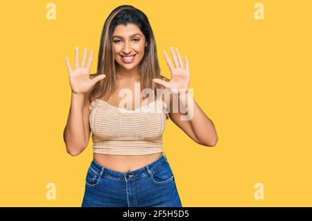 Schöne Brünette Frau tragen lässige Kleidung zeigt und zeigt mit den Fingern Zahl zehn, während lächelnd zuversichtlich und glücklich. Stockfoto