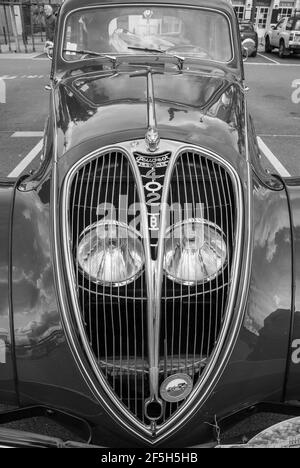 Französischer Oldtimer; Peugeot Legere 402 B, mit Kühlergrill-Scheinwerfer und Logo. Stockfoto