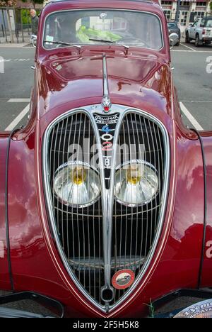 Französischer Oldtimer; Peugeot Legere 402 B, mit Kühlergrill-Scheinwerfer und Logo. Stockfoto